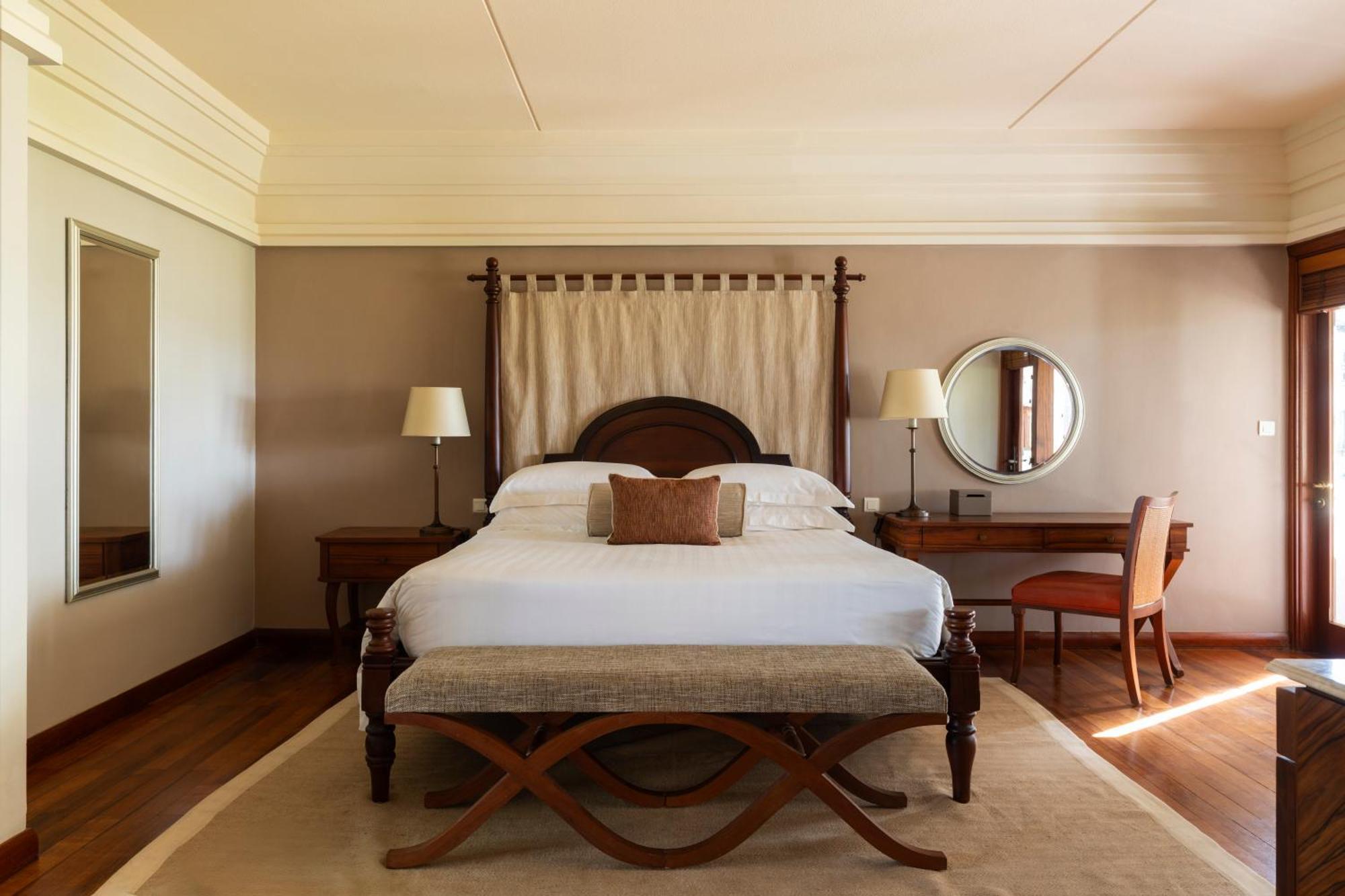 Constance Prince Maurice Poste de Flacq Exterior foto A bedroom at the Taj Bengal